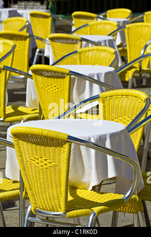 Sidewalk Café Tische und Stühle in Venedig Stockfoto