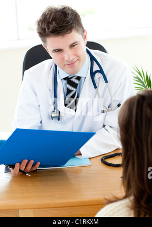 Selbstbewusste Arzt lesen einen Bericht mit einer Patientin Stockfoto