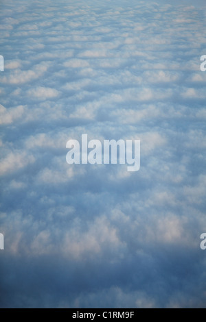 Blick vom Flugzeug aus Wolken Stockfoto