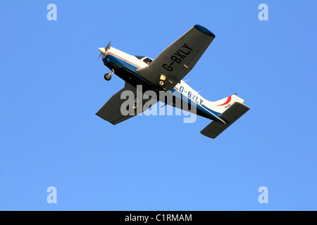 Piper PA-28-151 Cherokee Krieger G-BXLY Licht Flugzeuge am Flughafen Leeds Bradford Stockfoto