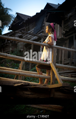 Karen Long Neck Frau auf der Bambusbrücke, Huay Pu Keng Flüchtling Dorf, Mae Hong Son, Thailand Stockfoto