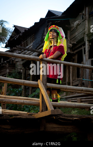 Karen Langhals-Frau auf der Brücke, Huay Pu Keng Flüchtling Dorf, Mae Hong Son, Thailand Stockfoto