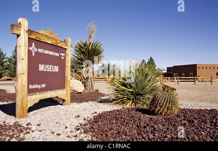 Es quillt über mit mächtigen Raketen - White Sands Missile Range Museum, White Sands, New Mexico. Stockfoto