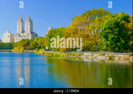 Herbstfarben spiegeln sich auf der Jacqueline Kennedy Onassis Reservoir, Central Park Conservancy Stockfoto