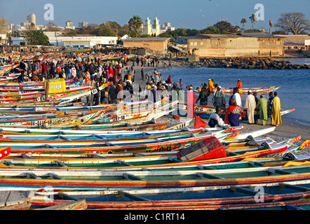 Bunt bemalten Fischerboote säumen den Strand auf dem Fischmarkt in Dakar, Senegal Stockfoto