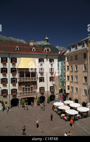 Blick auf Goldenes Dachl Herzog Friedrich Straße, Innsbruck Stockfoto