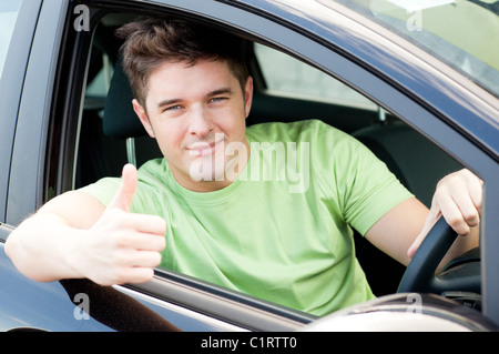 Gut aussehend männlichen Fahrer in einem Auto sitzen Stockfoto