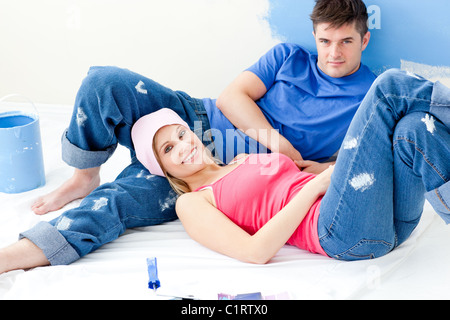 Süßes Paar entspannen nach einen Raum zu malen Stockfoto