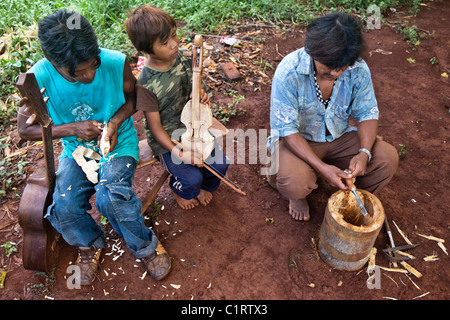 Mbya Guarani Handwerker Hand-Gebäude eine Guarani-Trommel (Anguapu) vom Stamm einer Palme. Stockfoto