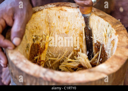 Mbya Guarani Handwerker Hand-Gebäude eine Guarani-Trommel (Anguapu) vom Stamm einer Palme. Stockfoto