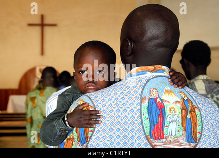 Senegal: Anbeter während der Sonntagsmesse in eine römisch-katholische Kirche in Kaolack Stockfoto