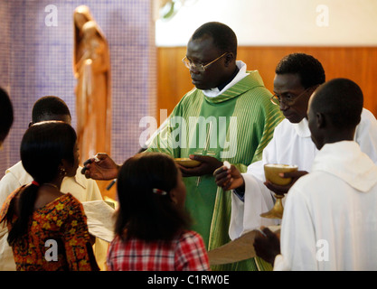 Senegal: Sonntagsmesse in eine römisch-katholische Kirche in Kaolack, Heilige Kommunion Stockfoto