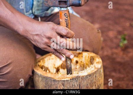 Mbya Guarani Handwerker Hand-Gebäude eine Guarani-Trommel (Anguapu) vom Stamm einer Palme. Stockfoto