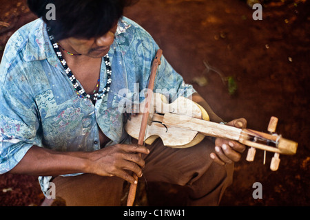 Mbya Guarani Handwerker und Musiker von Misiones, Argentinien, spielen traditionellen Musik auf Geige (Rabe). Stockfoto