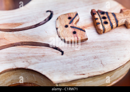 Angel Morinigo, ein Mbya Guarani Handwerker und Musiker, Hand-Gebäude eine Guarani 3-saitige Geige (Rabe). Stockfoto