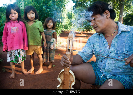 Angel Morinigo, ein Mbya Guarani Handwerker und Musiker, Hand-Gebäude eine Guarani 3-saitige Geige (Rabe). Stockfoto