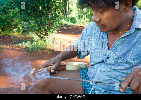 Angel Morinigo, ein Mbya Guarani Handwerker und Musiker, Hand-Gebäude eine Guarani 3-saitige Geige (Rabe). Stockfoto