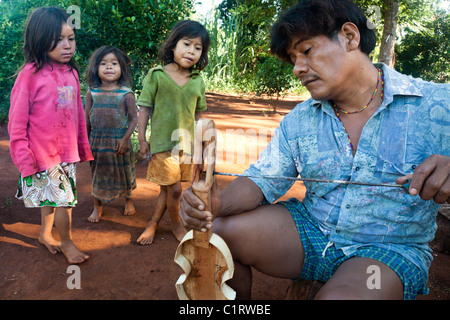 Angel Morinigo, ein Mbya Guarani Handwerker und Musiker, Hand-Gebäude eine Guarani 3-saitige Geige (Rabe). Stockfoto