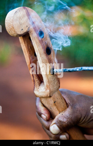 Angel Morinigo, ein Mbya Guarani Handwerker und Musiker, Hand-Gebäude eine Guarani 3-saitige Geige (Rabe). Stockfoto