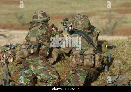 Soldaten der britischen Armee teilnehmen im Dauerfeuer Training. Stockfoto