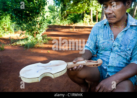 Angel Morinigo, ein Mbya Guarani Handwerker und Musiker, Hand-Gebäude eine Guarani 3-saitige Geige (Rabe). Stockfoto