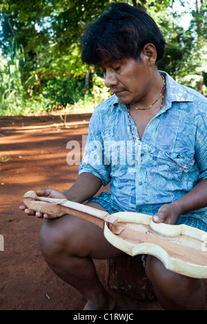 Angel Morinigo, ein Mbya Guarani Handwerker und Musiker, Hand-Gebäude eine Guarani 3-saitige Geige (Rabe). Stockfoto