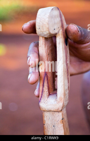 Angel Morinigo, ein Mbya Guarani Handwerker und Musiker, Hand-Gebäude eine Guarani 3-saitige Geige (Rabe). Stockfoto