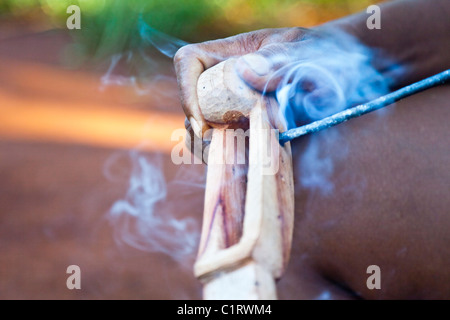 Angel Morinigo, ein Mbya Guarani Handwerker und Musiker, Hand-Gebäude eine Guarani 3-saitige Geige (Rabe). Stockfoto