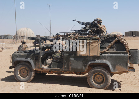 Britische Fallschirmjäger auf Patrouille in ihrem Land Rover außerhalb Camp Bastion, Afghanistan. Stockfoto