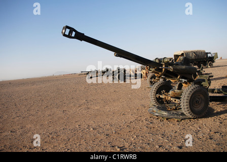 Haubitze 105mm leichte Waffen sind im Camp Bastion, Afghanistan aufgereiht. Stockfoto