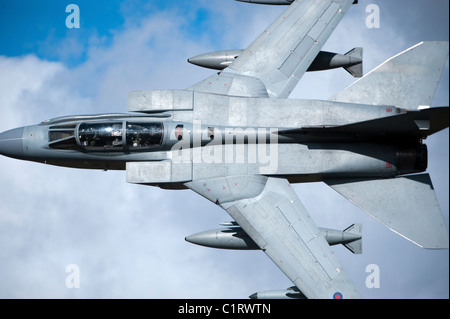 Eine Königliche Luftwaffe Tornado GR4 niedrig fliegen über Nord-Wales. Stockfoto
