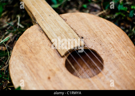 Handgefertigte Mbya Guarani indigenen Gitarre. Aldea Katupyry in der Nähe von San Ignacio, Misiones, Argentinien. Stockfoto