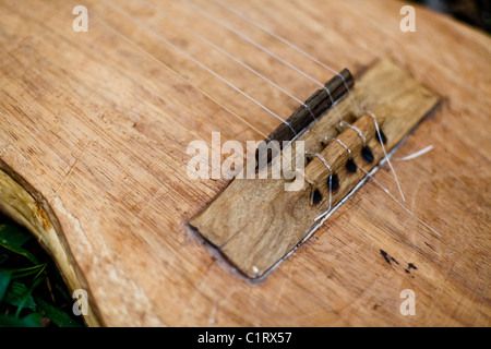 Handgefertigte Mbya Guarani indigenen Gitarre. Aldea Katupyry in der Nähe von San Ignacio, Misiones, Argentinien. Stockfoto