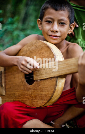 Mbya Guarani Bewohner von Aldea Katupyry in der Nähe von San Ignacio, Misiones, Argentinien, mit traditionellen handgemachten Instrumenten. Stockfoto