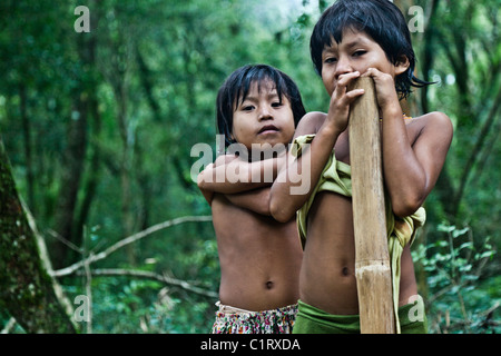 Mbya Guarani Bewohner von Aldea Katupyry in der Nähe von San Ignacio, Misiones, Argentinien, mit traditionellen handgemachten Instrumenten. Stockfoto