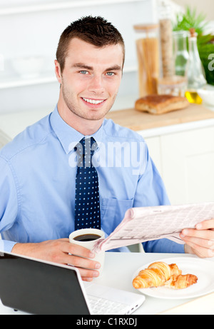 Gut aussehend Geschäftsmann Zeitungslektüre Kaffee trinken Stockfoto