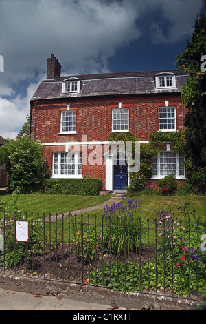 Elegante rote Backsteinhaus in das Dorf von Cerne Abbas, Dorset, England, UK "Englands begehrtesten Dorf 2008" Stockfoto