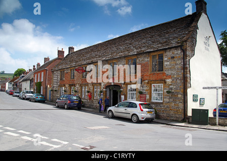 Long Street und der New Inn in Cerne Abbas Dorf, Dorset, England, UK Stockfoto