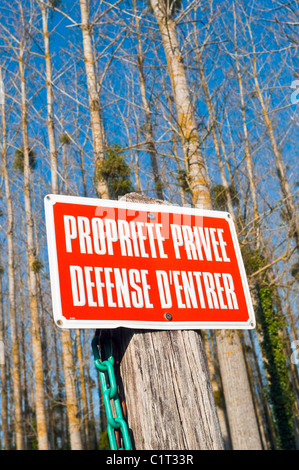 Französische Emaille-Schild "Propriete Privee / Défence d'Entrer"-Frankreich. Stockfoto