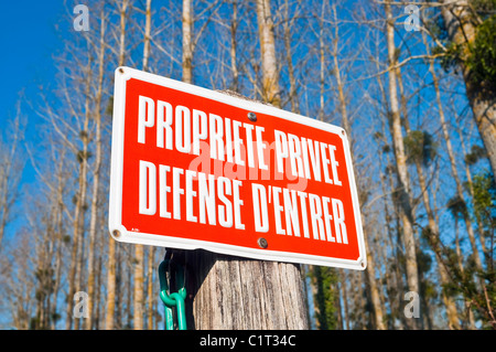 Französische Emaille-Schild "Propriete Privee / Défence d'Entrer"-Frankreich. Stockfoto