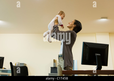 Mutter mit Baby im Büro spielen Stockfoto