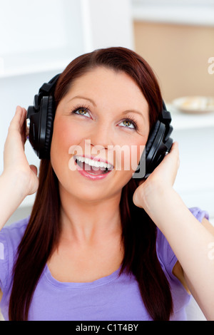 Junge Frau singen, Musik hören Stockfoto