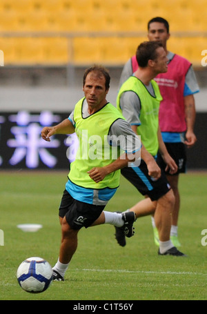 Gianfranco Zola The West Ham United Team trainiert in der Workers Stadium, Beijing, vor der Barclays Asia Trophy beginnt Stockfoto