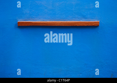 Kleinen Vorsprung auf blauen Stuck Wand Stockfoto