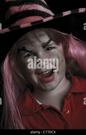 Mädchen, die als Hexe verkleidet Stockfoto