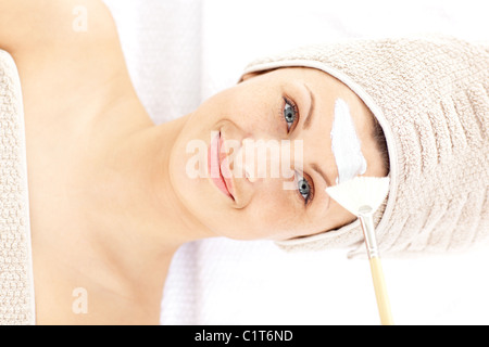 Glückliche Frau empfangen Sperma im Gesicht Stockfoto