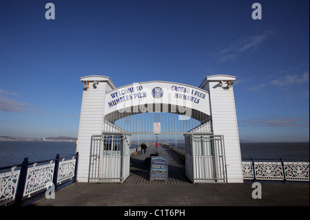 Ein Willkommen an murmelt Pier Schild über einen Eingang und die RNLI Lifeboat Station in der Nähe von Swansea, Südwales Stockfoto