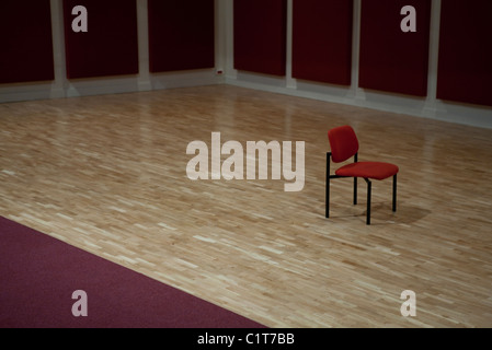 Einsame Stuhl im leeren Raum Stockfoto