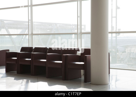 Leere Sessel im Flughafen-terminal Stockfoto