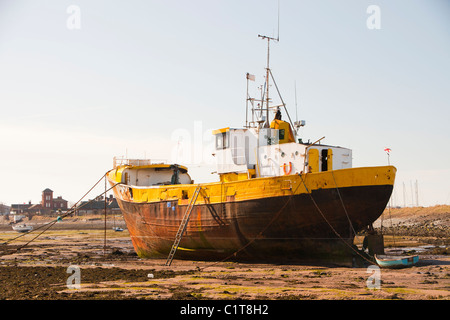 Ein altes Boot an der Küste bei Rampside, Cumbria, UK. Stockfoto